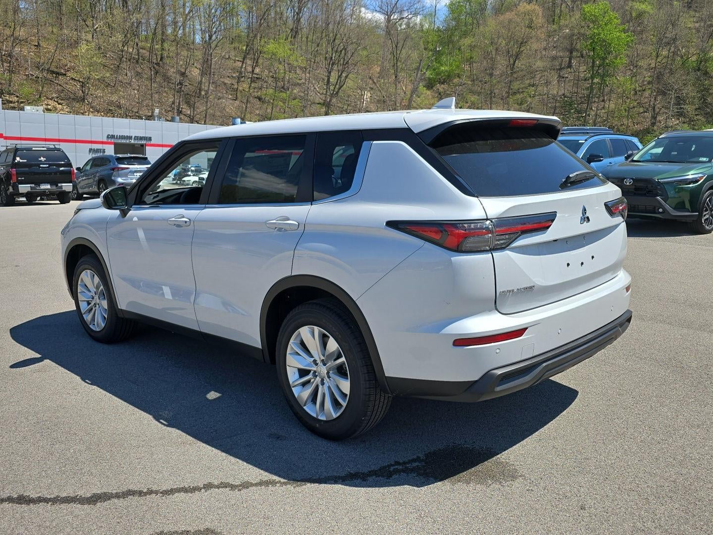 2026 Mitsubishi Outlander ES