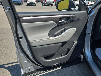 2022 Toyota Highlander Hybrid Platinum