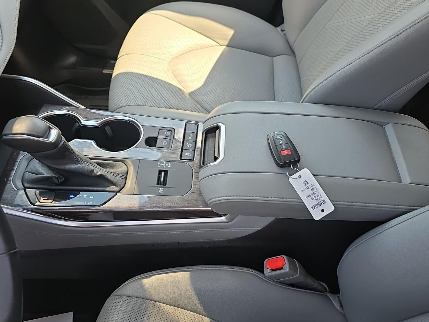 2022 Toyota Highlander Hybrid Platinum