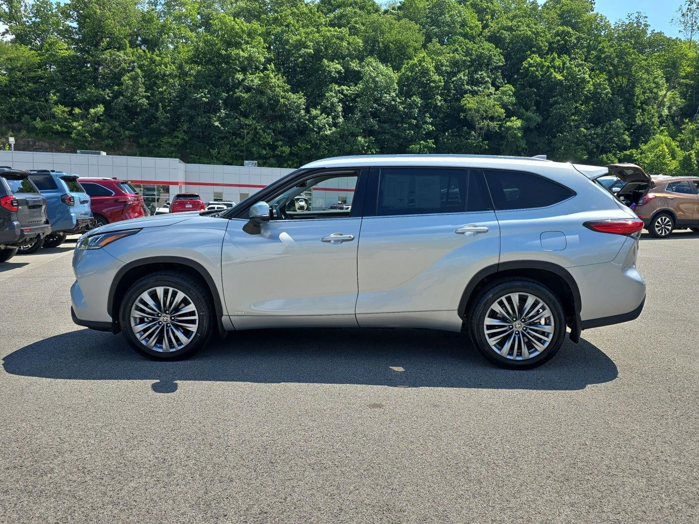 2022 Toyota Highlander Hybrid Platinum