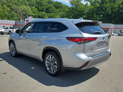 2022 Toyota Highlander Hybrid Platinum