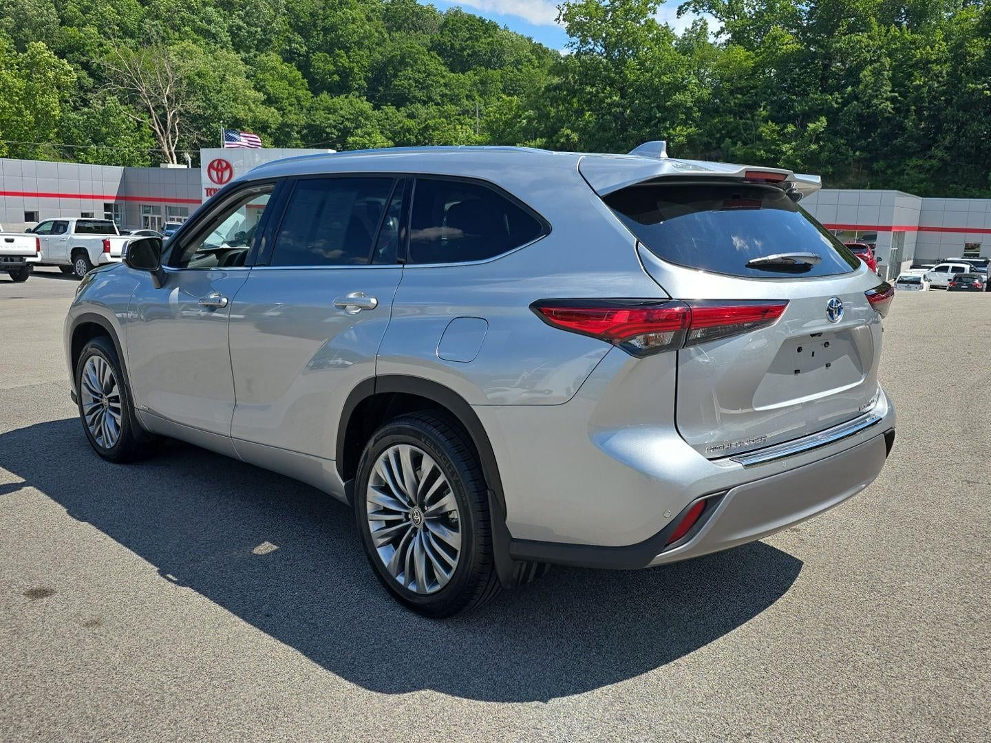 2022 Toyota Highlander Hybrid Platinum