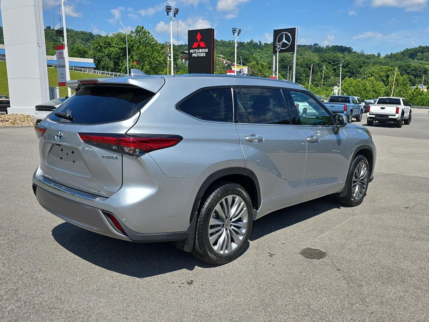 2022 Toyota Highlander Hybrid Platinum