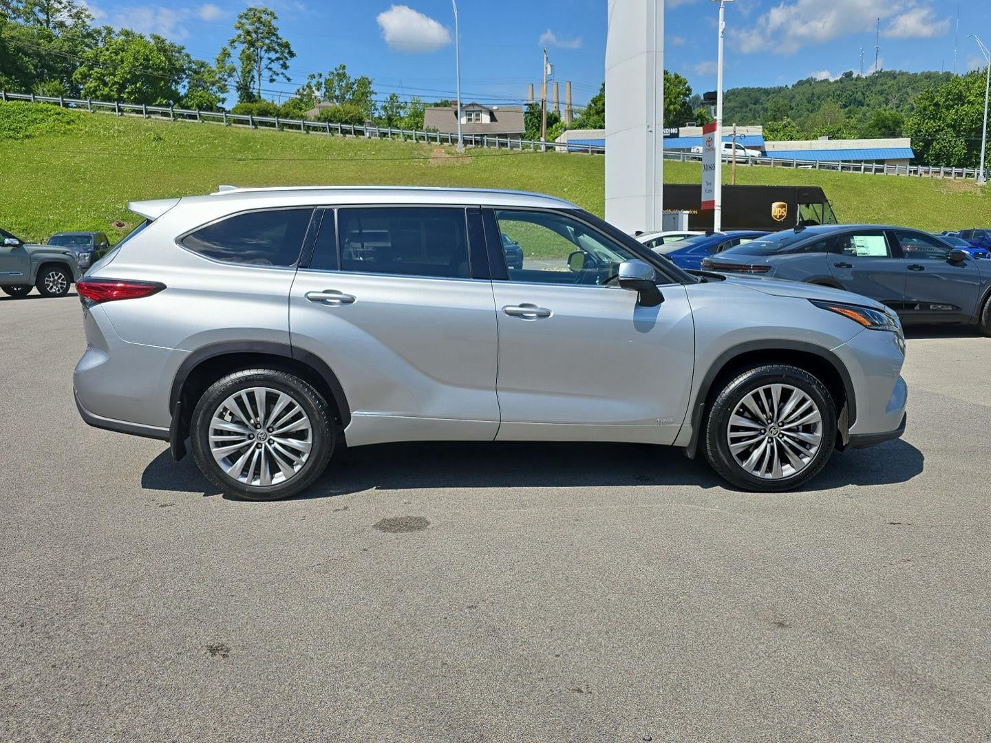 2022 Toyota Highlander Hybrid Platinum