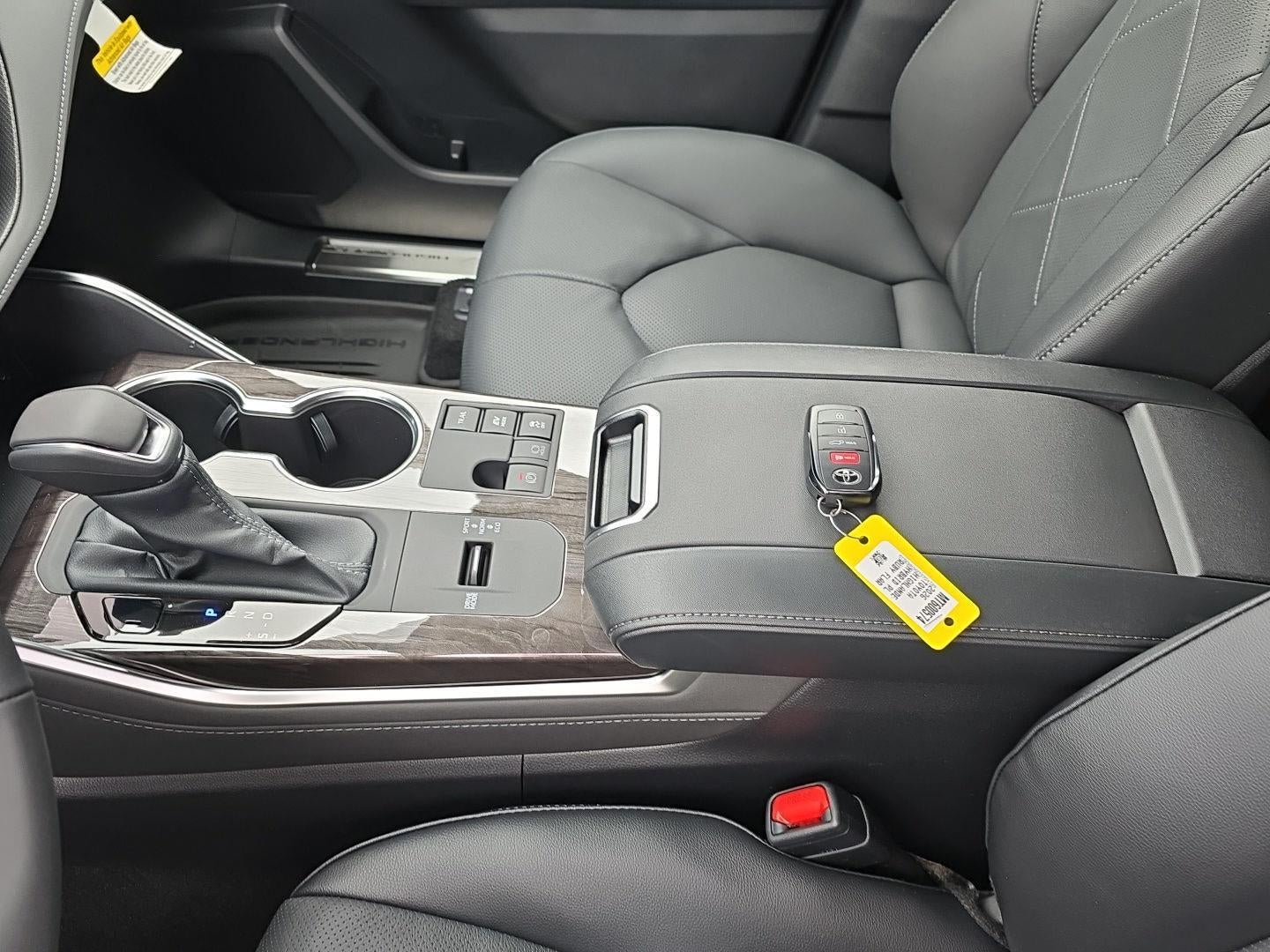 2026 Toyota Highlander Hybrid Platinum