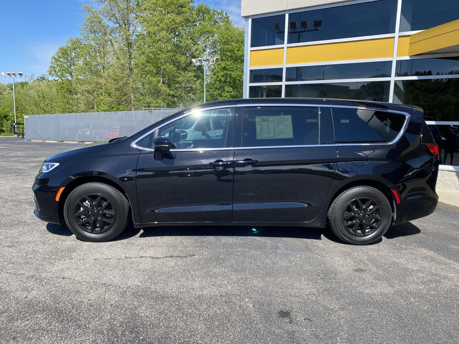 2025 Chrysler Pacifica Select