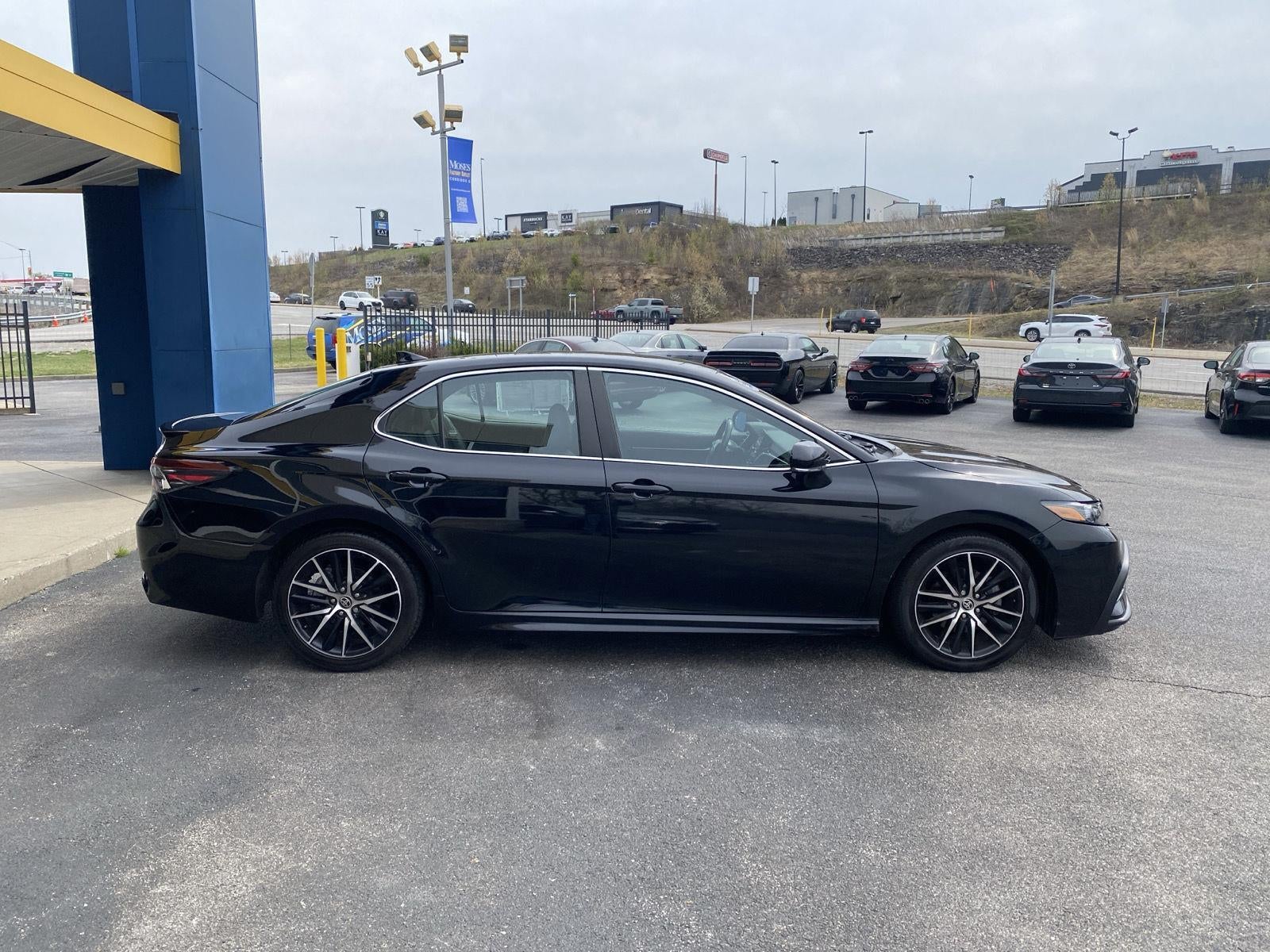 2023 Toyota Camry Hybrid SE