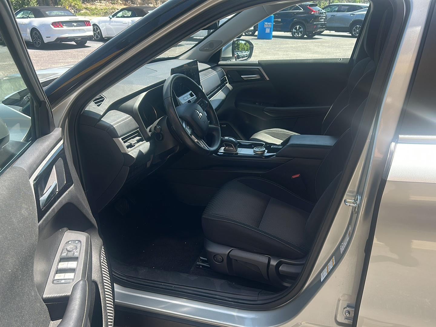 2025 Mitsubishi Outlander ES