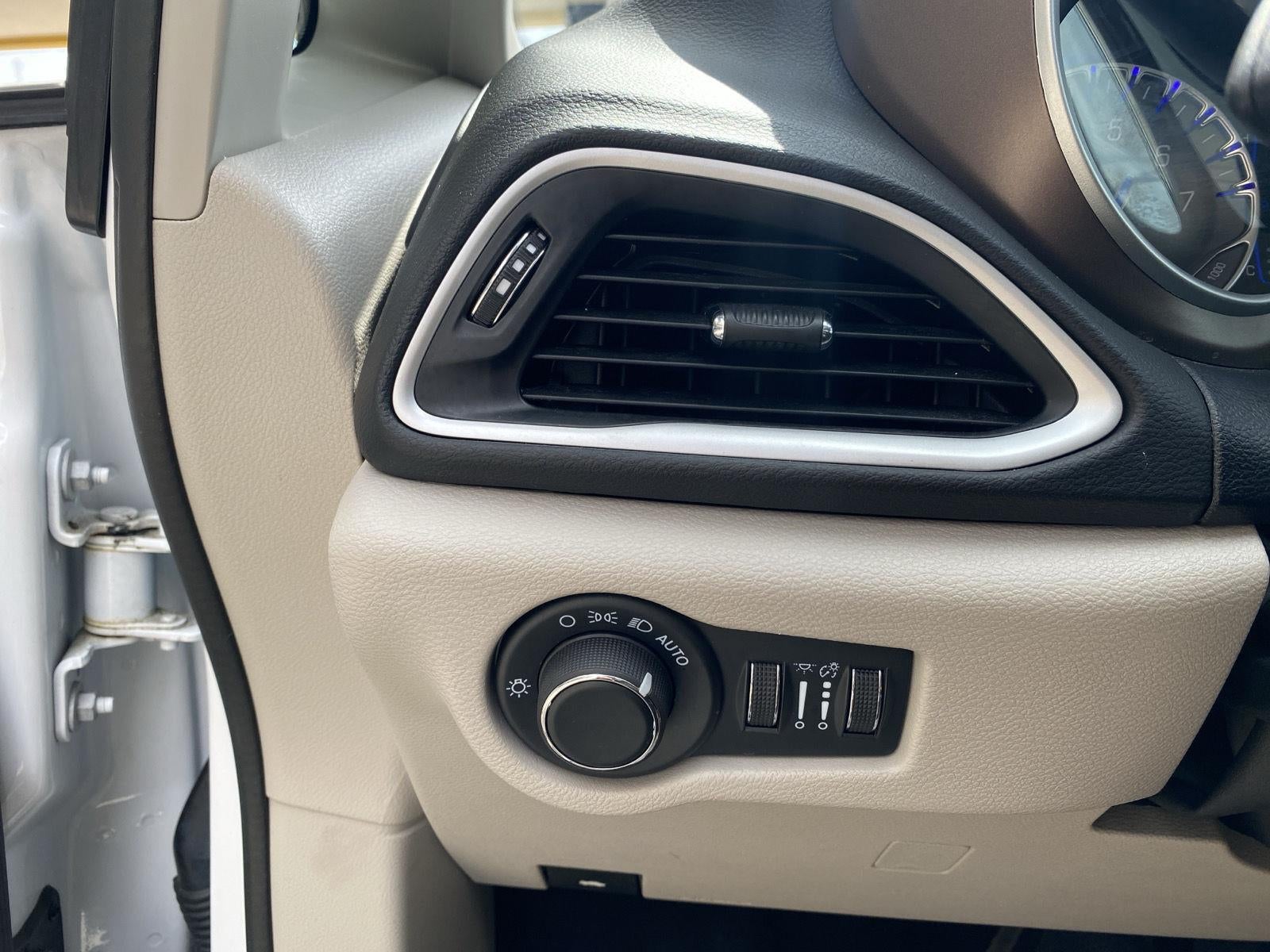 2024 Chrysler Voyager LX