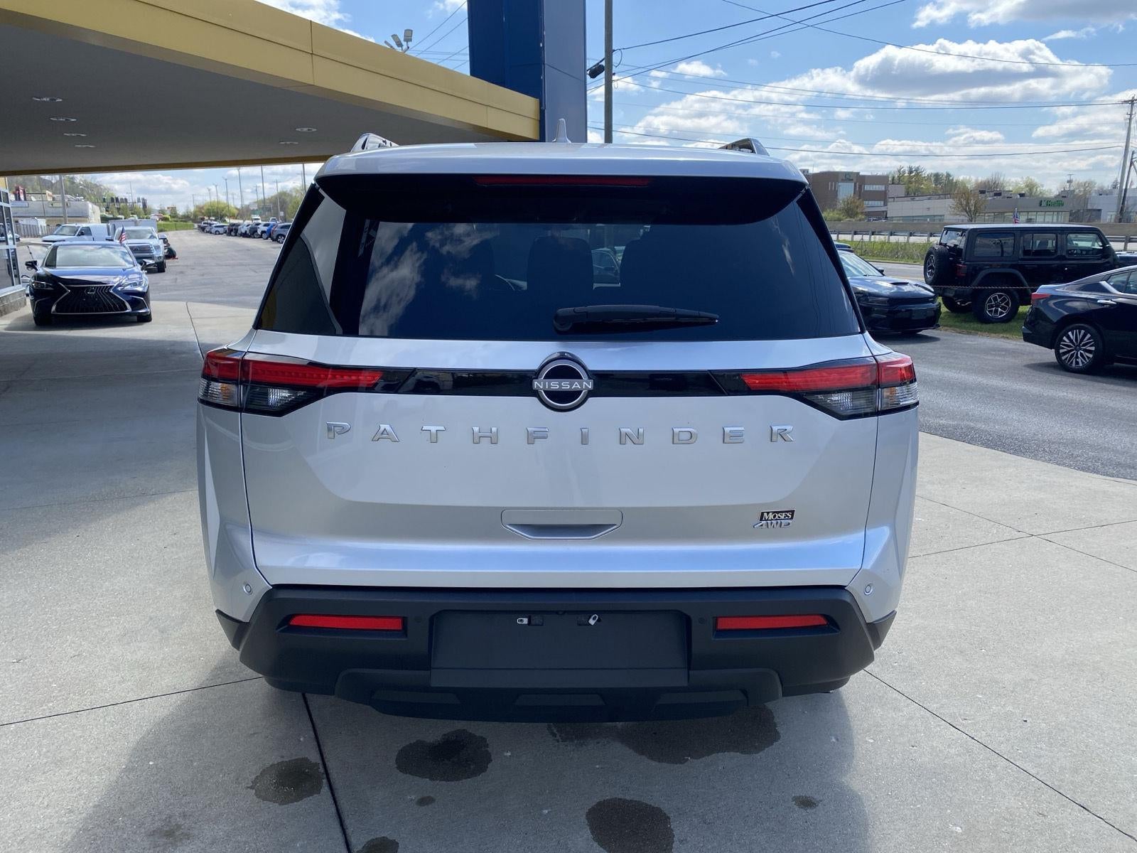 2025 Nissan Pathfinder SV