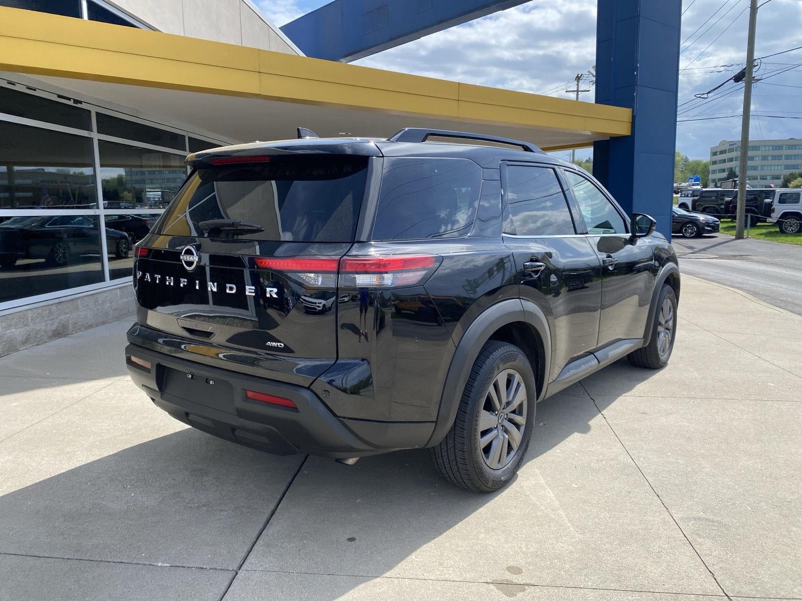 2025 Nissan Pathfinder SV