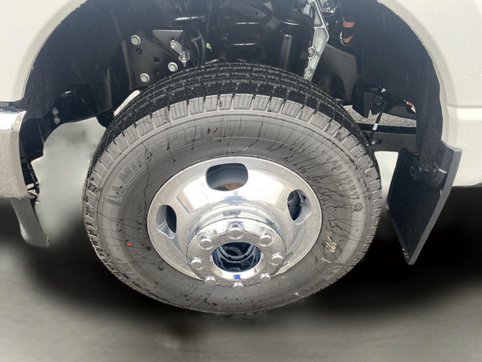 2027 Ford Super Duty F-350 DRW Lariat