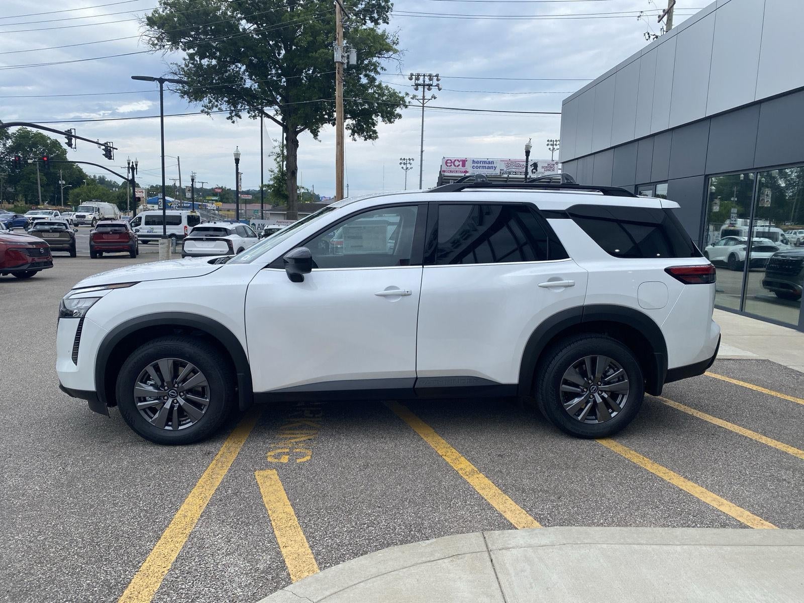 2026 Nissan Pathfinder SV