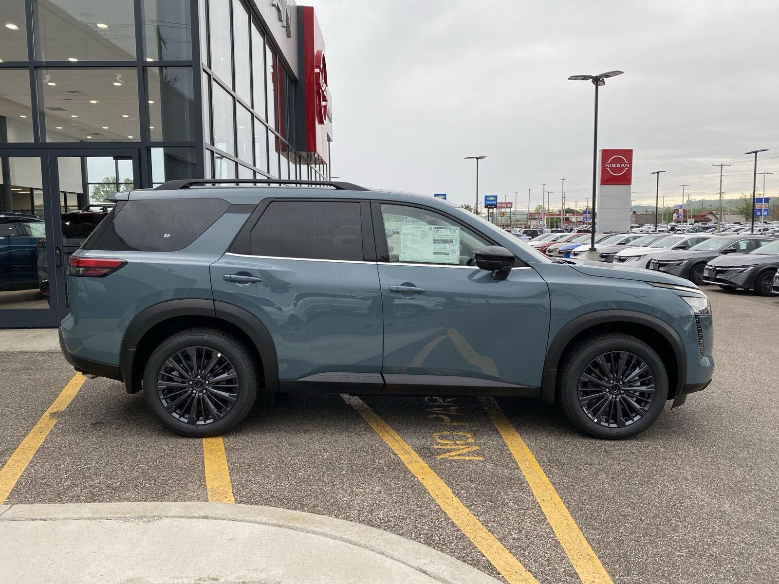 2026 Nissan Pathfinder SL