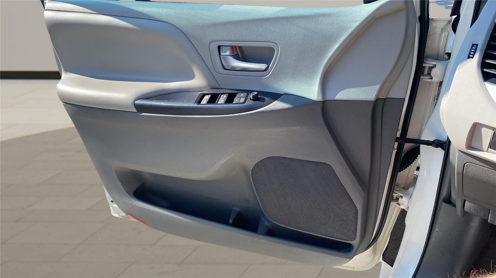 2016 Toyota Sienna LE